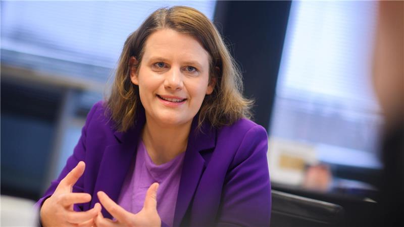 Nach Ministeriumsangaben stammt die Initiative für neue Handy-Regeln an Schulen aus Niedersachsen – von Ministerin Julia Willie Hamburg. (Archivbild)