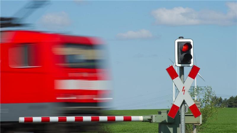 Nach Missachtung der geschlossenen Bahnschranke ist in Eckernförde ein Radfahrer vom Zug erfasst und schwer verletzt worden. (Symbolfoto)