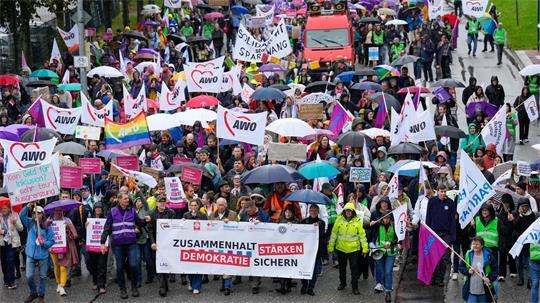 Nach Polizeiangaben beteiligten sich etwa 5.000 Menschen an der Demonstration.