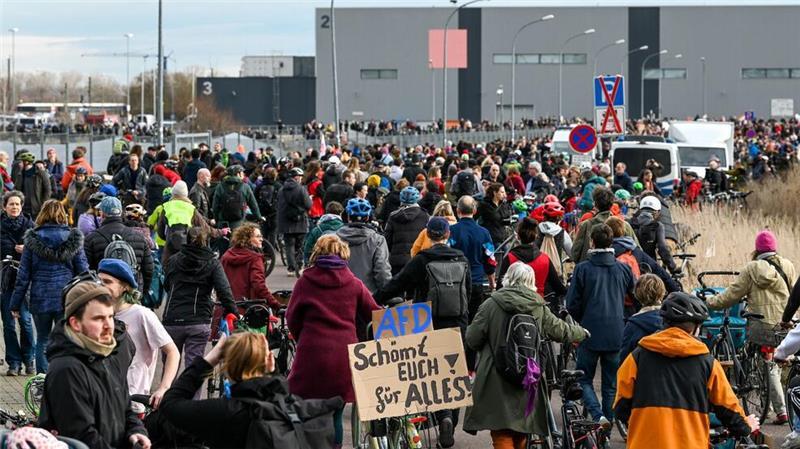 Musk live bei AfD-Wahlkampfshow zugeschaltet Nach Polizeiangaben versammelten sich an der Messe in Halle etwa 8.000 Gegendemonstranten.