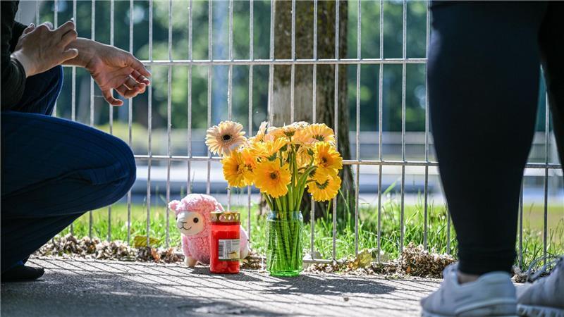 Fund von Kind im Auto: Wie gehen die Ermittler jetzt vor? Nach Polizeiangaben versuchten Notarzt und Rettungsdienst das Kind wiederzubeleben – die Einjährige starb dennoch an Ort und Stelle.