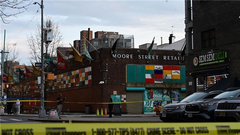 Nach Polizeiangaben wurde das Baby am Dienstagnachmittag (Ortszeit) auf offener Straße im Kinderwagen getroffen.