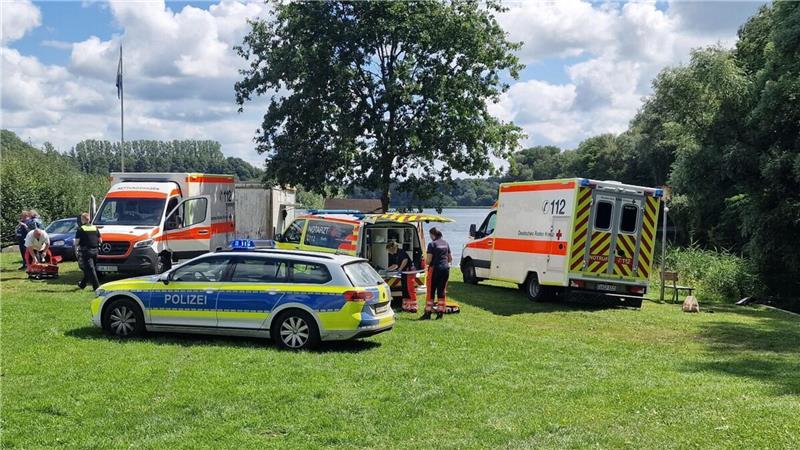 Tauchunfall im Kreidesee: Wird die Todesursache durch eine Obduktion ermittelt? Nach Problemen einer Taucherin am Kreidesee am Sonnabendmittag war ein großes Aufgebot an Rettungskräften alarmiert worden. Foto: Jürgen Lange