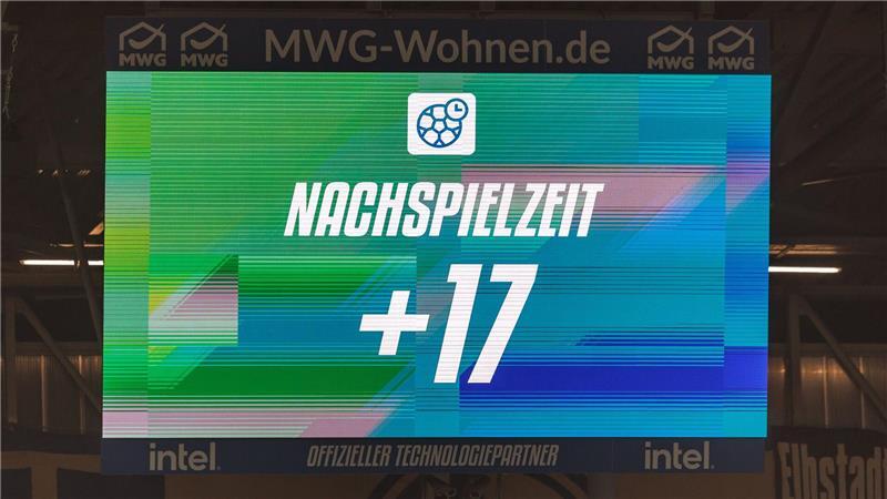 Nach Pyro-Unterbrechung gibt es am Ende 17 Minuten Nachspielzeit.