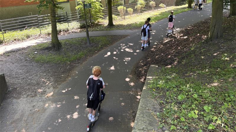 Wie rücksichtslos sind E-Scooter-Fahrer? Ein Check in Stade und Buxtehude Nach Schulschluss fahren in Stade viele Jugendliche mit E-Rollern von der Schule in Richtung Innenstadt. Häufig sind sie zu zweit auf einem Scooter unterwegs.