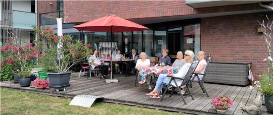 Nach Süden öffnet sich das dreigeschossige Haus zum großen gemeinsamen Garten: Bei schönem Wetter treffen sich die Bewohner auf der Veranda.
