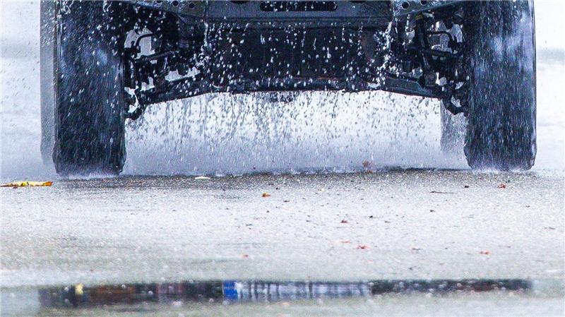 Nach Trockenheit im Frühjahr kamen jetzt mancherorts im Norden Dauerregen und Gewitter. 