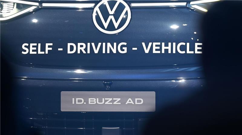 VW zeigt fahrerlosen E-Bulli - Zulassung ab 2027 angestrebt Nach VW-Angaben ist es das erste voll autonom fahrende Serienfahrzeug aus europäischer Produktion.