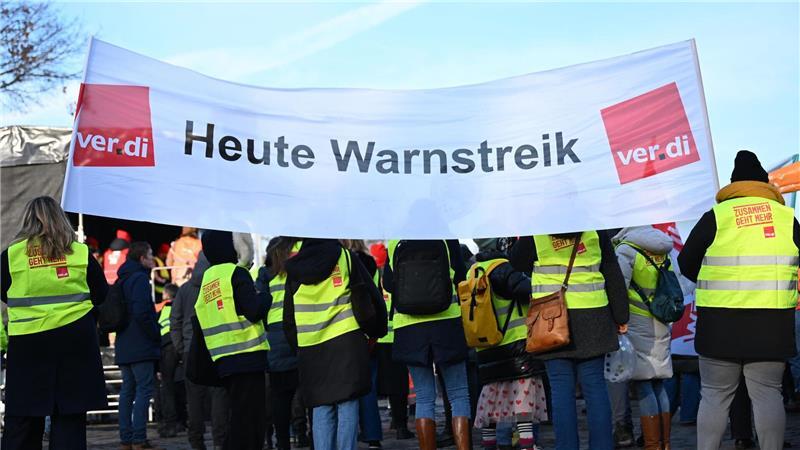 Nach Verdi-Angaben nahmen in Bremen und Hannover insgesamt rund 7.000 Menschen an den Kundgebungen teil.