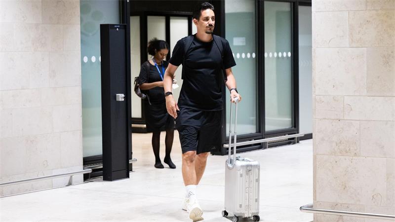 Nach WM-Aus: Benjamin Hübner, Assistenztrainer, und andere aus dem DFB-Team zurück in Frankfurt