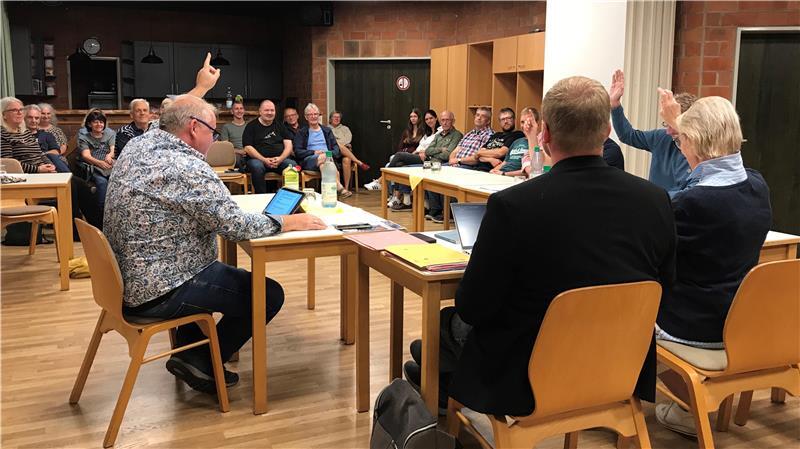 Politik in Krummendeich: Wenn die Zuhörer bei Entscheidungen mitwirken Nach Wischhafen stimmte auch der Rat der Gemeinde Krummendeich dem Gesetz über die Neubildung der Gemeinde Nordkehdingen zu.