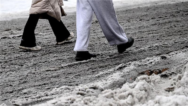 Nach Wochen mit Matsch und Kälte haben viele genug vom Winter.