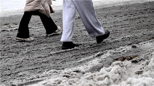Nach Wochen mit Matsch und Kälte haben viele genug vom Winter.