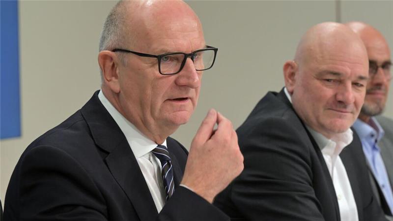 SPD und BSW sind sich einig: Koalitionsvertrag steht Nach Wochenlangen Verhandlungen stellen Brandenburgs Ministerpräsident Dietmar Woidke (SPD) (links) und BSW-Landeschef Robert Crumbach die Ziele einer gemeinsamen Regierung vor.