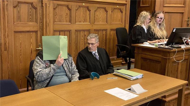 Nach acht Verhandlungstagen steht fest: Der 63-jährige Angeklagte (links) muss wegen Mordes in Tateinheit mit Raub mit Todesfolge lebenslang hinter Gitter.