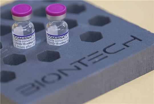 Nach aktuellem Stand der Wissenschaft hat Comirnaty bei Infektion mit der Delta-Variante eine Wirksamkeit von etwa 90 Prozent gegen eine schwere Covid-19-Erkrankung - bei der Omikron-Mutante zeigen erste Daten, dass der Schutz weniger gut ist.