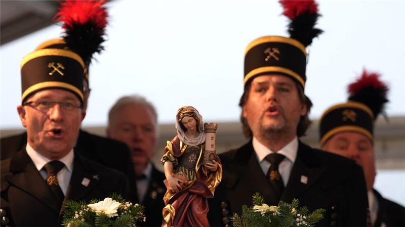 Riesenspektakel zum Bohrstart für den Suedlink-Elbtunnel Nach alter Bergbautradition begleitete auch eine Statue der Heiligen Barbara, Schutzpatronin der Bergmänner, die Tunneltaufe.