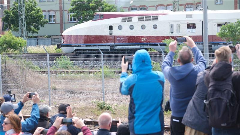 Legendärer DDR-Schnellzug ist zurück Nach aufwendiger Restaurierung soll der historische Schnellzug künftig bei Sonderfahrten Eisenbahn-Nostalgie verbreiten.