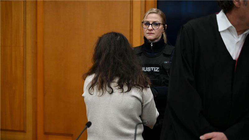 Nach bereits rund einem Dutzend Verhandlungsterminen hat der Prozess gegen die angehende Notfallsanitäterin nun von vorn begonnen.