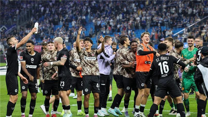 „Nicht gereicht“: St. Pauli zeigt HSV im Derby Grenzen auf Nach dem 2:0-Erfolg im Derby: St. Paulis Spieler feiern.