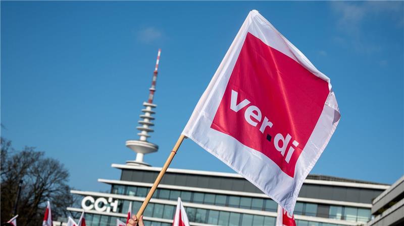 Nach dem 48-stündigen Warnstreik in Hamburg läuft der ÖPNV wieder an (Archiv)