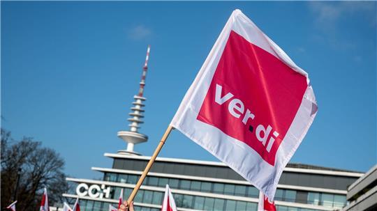 Nach dem 48-stündigen Warnstreik in Hamburg läuft der ÖPNV wieder an (Archiv)