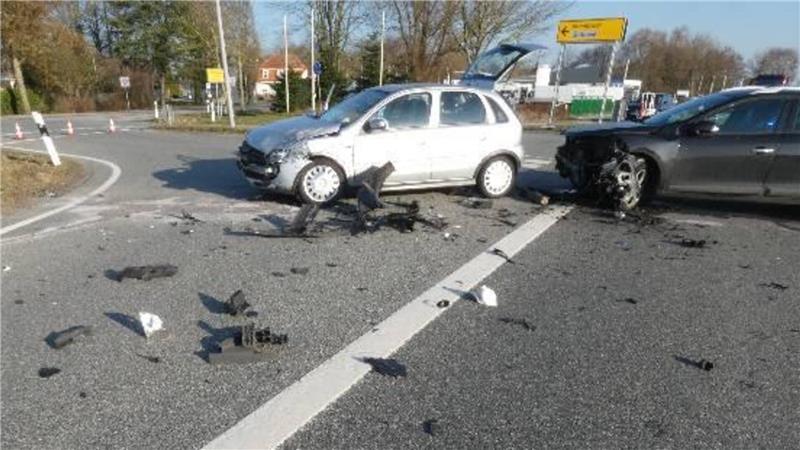 Crash auf der B495 in Lamstedt, zwei Menschen werden verletzt. (Symbolbild)