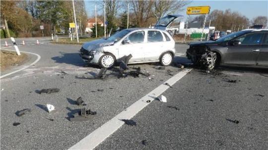 Crash auf der B495 in Lamstedt, zwei Menschen werden verletzt. (Symbolbild)