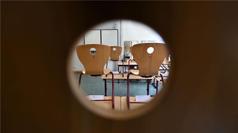 Nach dem Abbruch einer Projektwoche an einer Oberschule in der sächsischen Lausitz ermittelt die Polizei, ob im Klassenzimmer strafbare pornografische Inhalte gezeigt wurden. (Symbolbild)