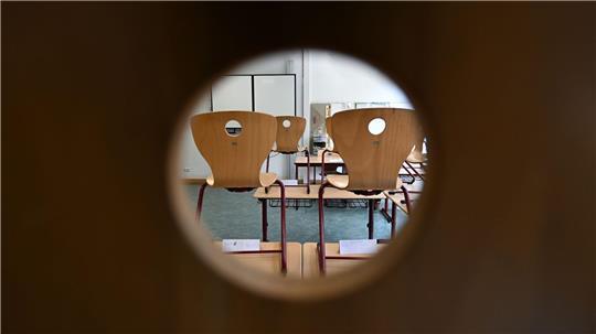 Nach dem Abbruch einer Projektwoche an einer Oberschule in der sächsischen Lausitz ermittelt die Polizei, ob im Klassenzimmer strafbare pornografische Inhalte gezeigt wurden. (Symbolbild)