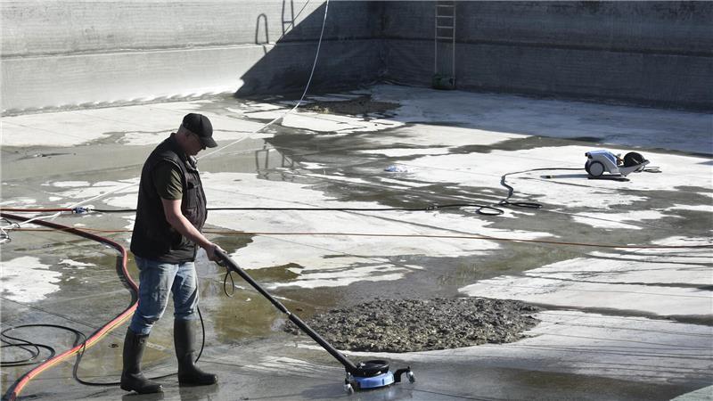 Nach monatelanger Suche: Schwimmbad-Mysterium rechtzeitig gelöst Nach dem Abpumpen des Wassers wurde ein Loch in der Seitenwand des Schwimmbeckens gefunden und abgedichtet. Nach der Reinigung des leeren Schwimmbeckens kommt neues, chlorfreies Wasser hinein.