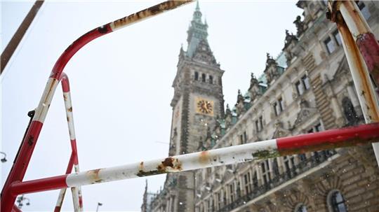 Nach dem Absturz eines Fassadenteils wurde um das Hamburger Rathaus ein Sicherheitsbereich abgesperrt.