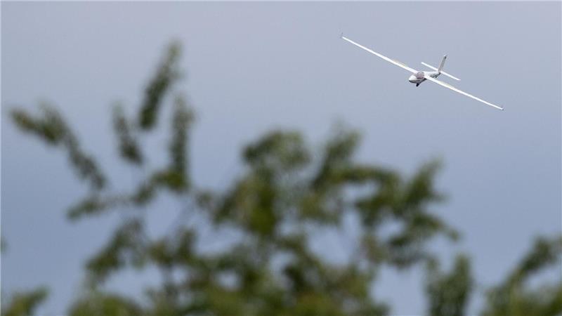 Nach dem Absturz eines Segelflugzeugs im Weserbergland ermittelt die Polizei. (Symbolbild)
