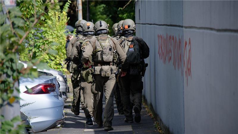 Nach dem Angriff an der Schule konnte der Täter zunächst flüchten. (Archivbild)
