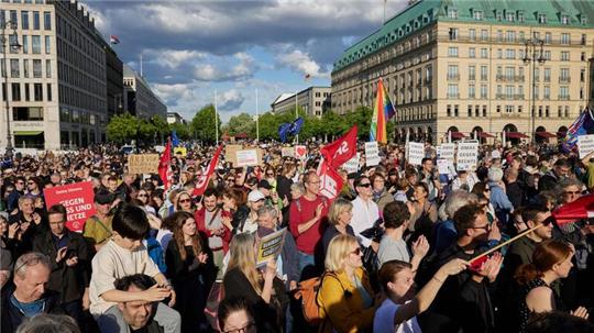 Nach dem Angriff auf den SPD-Europaabgeordneten Ecke findet vor dem Brandenburger Tor eine Solidaritätskundgebung statt.