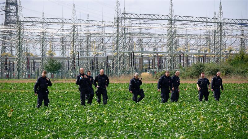 Attacken auf Stromnetz: Polizei nimmt Verdächtigen fest Nach dem Angriff auf die Stromleitungen am Kraftwerk Bergheim bei Köln suchten Polizisten nach Beweisen.