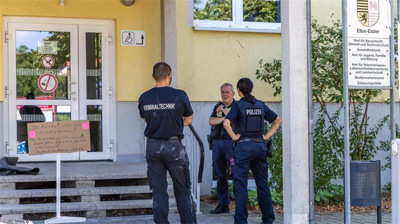 Nach dem Angriff auf eine Mitarbeiterin eines Jugendamtes der Kreisverwaltung ist in Finsterwalde das Gebäude evakuiert und gesperrt worden.