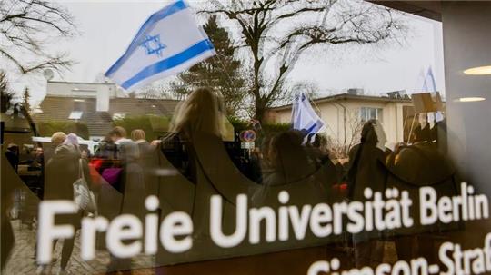 Nach dem Angriff auf einen jüdischen Studenten hat die Freie Universität Berlin Konsequenzen gezogen. Die Universität erlasse gegen den Tatverdächtigen ein Hausverbot zum Schutz der Hochschul-Mitglieder auf dem Campus, teilte die Uni mit.