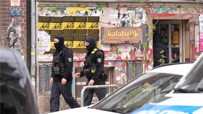 Nach dem Anschlag auf Stromleitungen zum Berliner Techpark Adlershof 2025 durchsucht die Polizei Wohnungen in mehreren Bundesländern. 