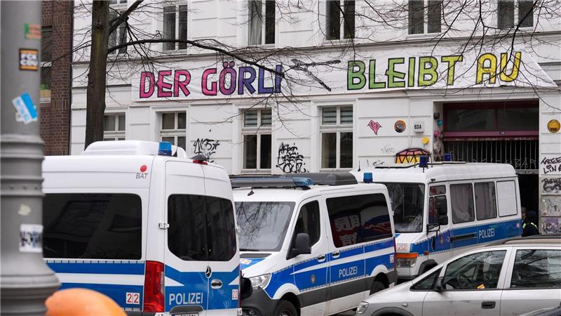 Nach dem Anschlag auf das Berliner Stromnetz im September 2025 ging die Polizei mit einer Razzia gegen vier Verdächtige aus der linksradikalen Szene vor.