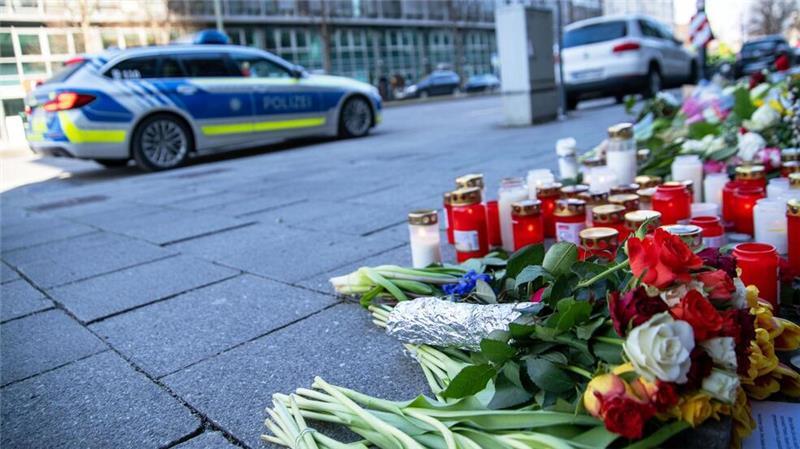 Debatte über Kontakte mit Taliban nach Anschlag von München Nach dem Anschlag haben Menschen Blumen niedergelegt und Kerzen aufgestellt. (Archivbild)