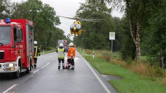 Nach dem Auffahrunfall landet der ADAC-Rettungshubschrauber "Christoph 67" an der Unfallstelle.