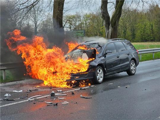 Nach dem Aufprall brannte der Motorraum des VW Passat. Foto: Polizei