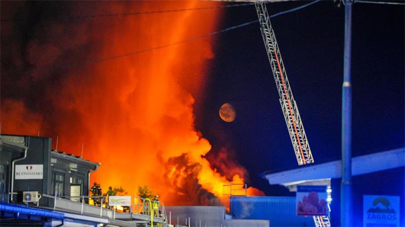 Nach dem Ausbruch eines Brandes auf dem Stuttgarter Großmarkt löscht die Feuerwehr weiter die Flammen.
