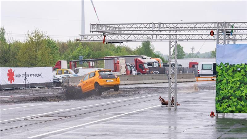 Studie zu Wildunfällen: Ausweichen macht es schlimmer Nach dem Ausweichen landet das Auto beim Crashtest im Straßengraben.