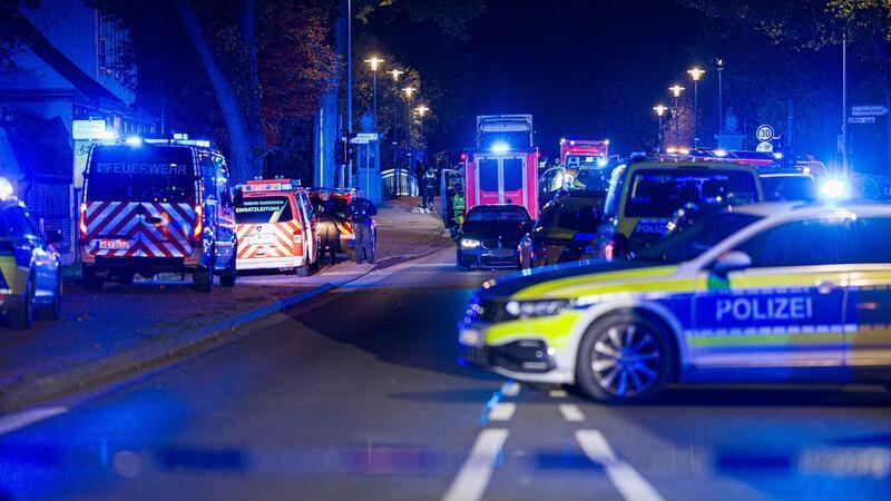 Nach dem Auto-Angriff auf eine Menschengruppe waren Polizei, Feuerwehr und Rettungsdienst im Einsatz.