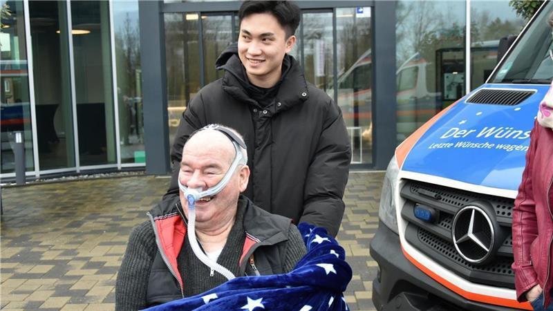 Nach dem Besuch bei Fricke strahlt Lothar Seibt über das ganze Gesicht.