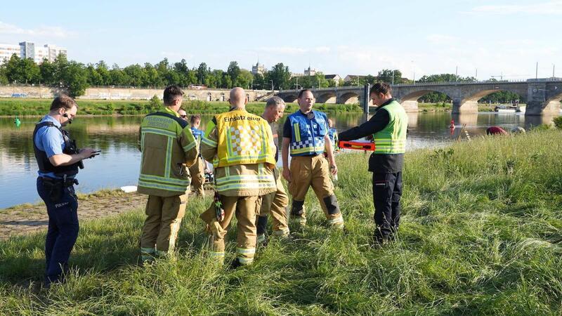 Blitzeinschlag in Dresden: Zustand der Verletzten unklar Nach dem Blitzeinschlag sperrte die Polizei das Gebiet ab, auch ein Hubschrauber wurde eingesetzt, um mögliche weitere Verletzte zu finden.