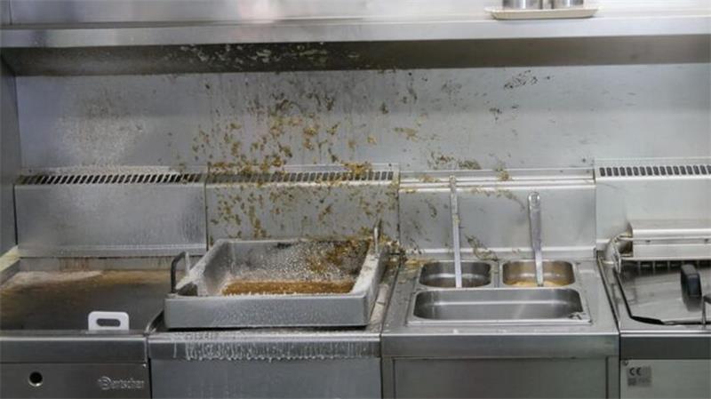 Feuer bricht in Hemmoorer Imbiss aus Nach dem Brand einer Fettpfanne in einem Imbiss in Hemmoor sind Spuren des gelöschten Feuers im Küchenbereich zu sehen.