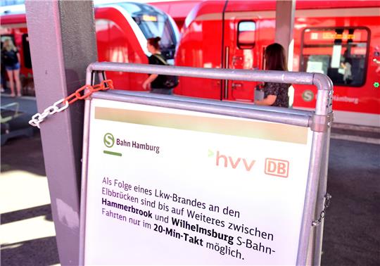 Nach dem Brand eines Lastwagens an den Elbbrücken ist die Bahnstrecke weiterhin nur eingleisig befahrbar. Foto: Bockwoldt/dpa